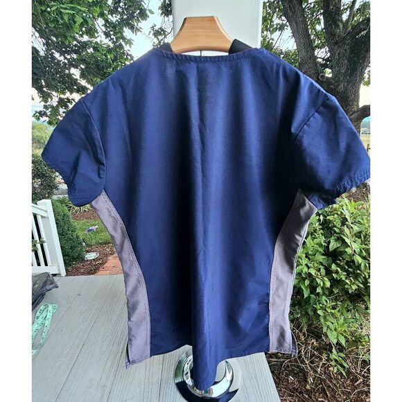 DIVINE STRETCH v neck scrub top preloved medium - Picture 6 of 11